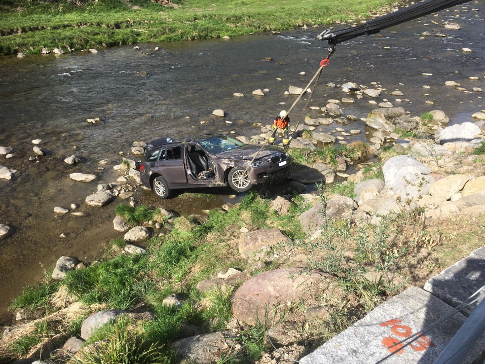 Wegen Lenker Im Sekundenschlaf: Auto Landet In Sihl