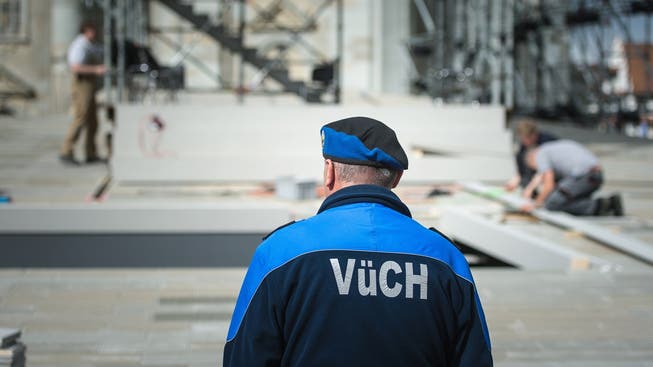 Mitarbeiter der Sicherheitsfirma «Verkehrsüberwachung Schweiz (VüCH)» überwachen die Aargauer Asylunterkünfte .