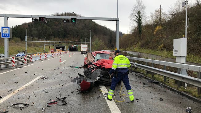 Die drei Insassen im Renault verstarben auf der Unfallstelle.