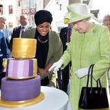 Ihr Hüte sind legendär: Hier trägt Königin Elisabeth einen grünen an ihrem 90. Geburtstag am 21. April 2016. (John Stillwell/AP)