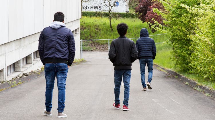 Anerkannte und vorläufig aufgenommene Flüchtlinge sind bei der Sozialhilfe den Schweizerinnen und Schweizer gleichgestellt. (Symbolbild Asylunterkunft im ehemaligen A3-Werkhof in Frick) (SEVERIN BIGLER)
