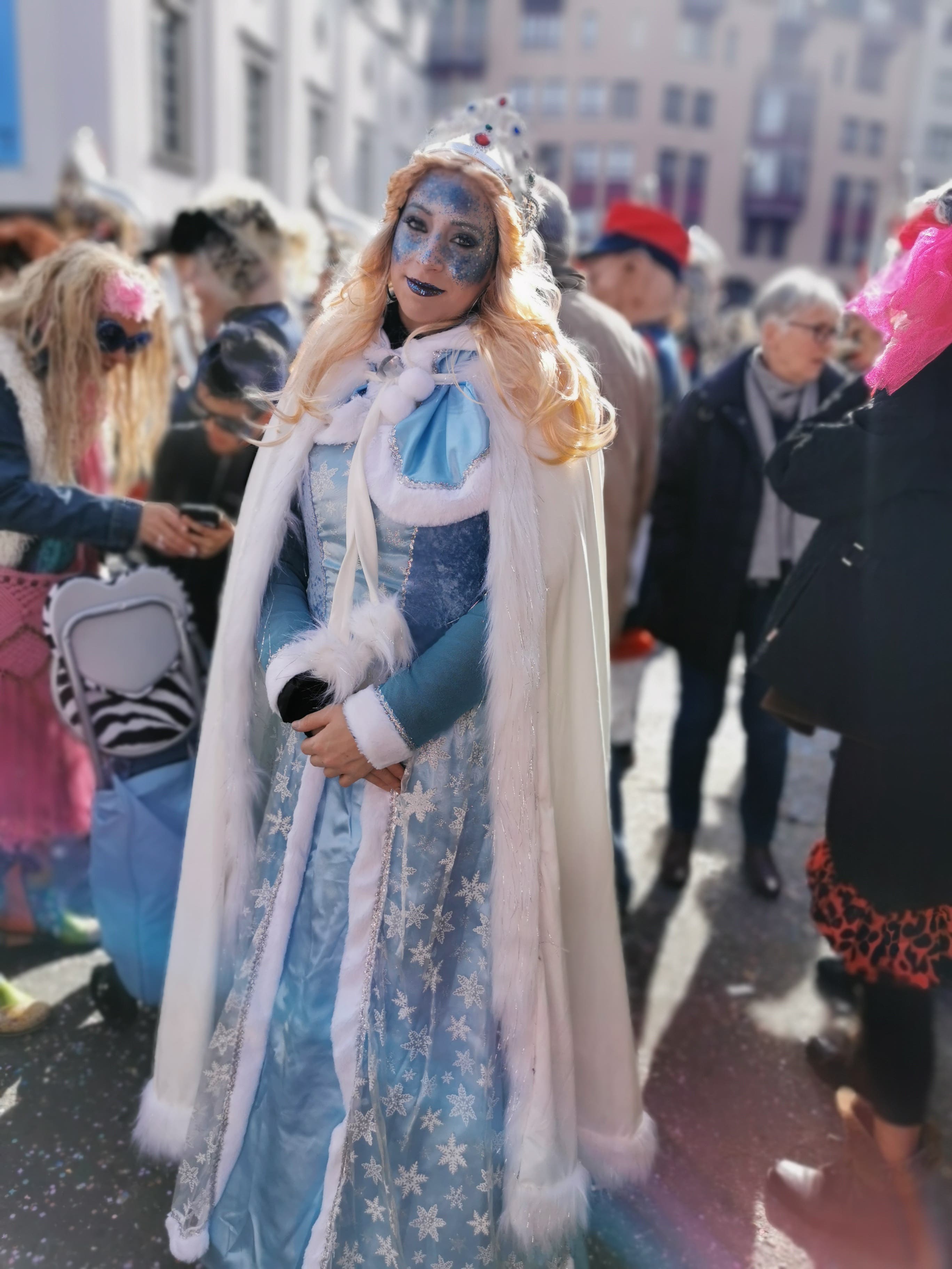 E rüüdigi, schöni Fasnacht als Elsa vo Frozen.