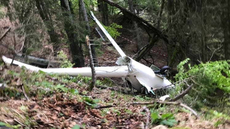 Das auseinandergebrochene Segelflugzeug nach dem Absturz in der Region des Bettlacherbergs im Mai 2020. (Kantonspolizei Solothurn)