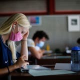 Die ZHAW-Studierenden müssen im neuen Semester, genau wie die Schülerin im Bild, eine Schutzmaske in allen Innenräumen tragen. (Bild: Stefan Kaiser)
