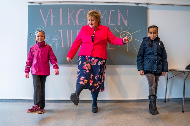 Norwegens Ministerpräsidentin Erna Solberg (Mitte) zeigte im April 2020 Schülerinnen in Oslo die corona-konforme Begrüssung.