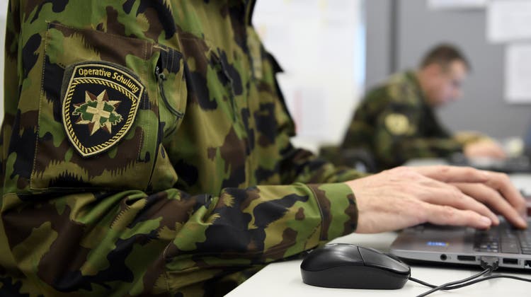 Ein Armeeangehöriger während der Sicherheitsverbundsübung 2019 in einem Ad-hoc-Operationszentrum. (Keystone)