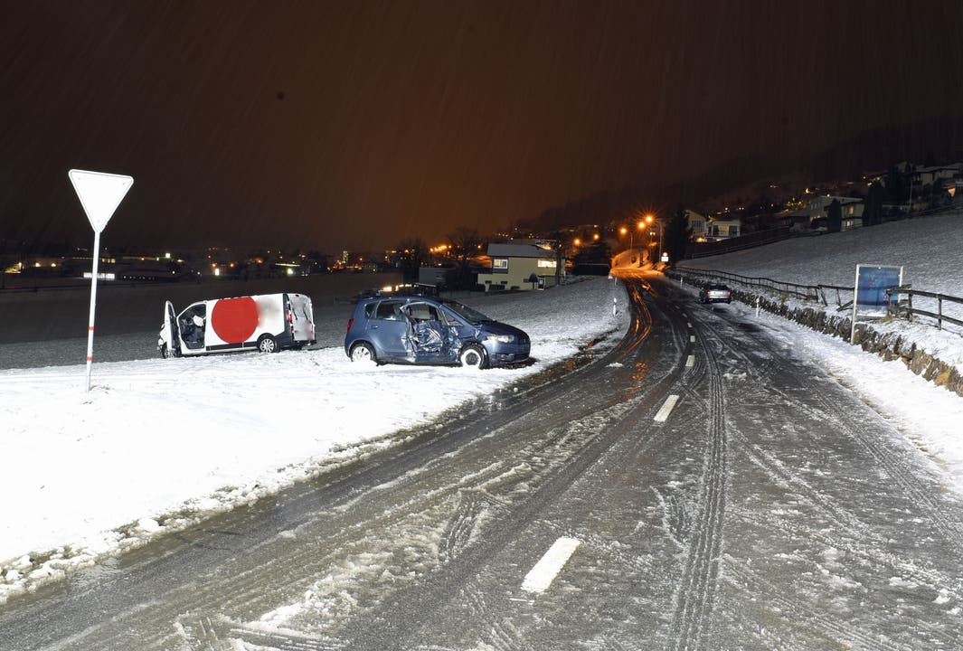 Mauensee: Auf der Surseestrasse in Kaltbach geriet gegen 17.15 Uhr im Gebiet Falläsch ein Auto auf der schneebedeckten Fahrbahn ins Schleudern und prallte in einen entgegenkommenden Lieferwagen. 