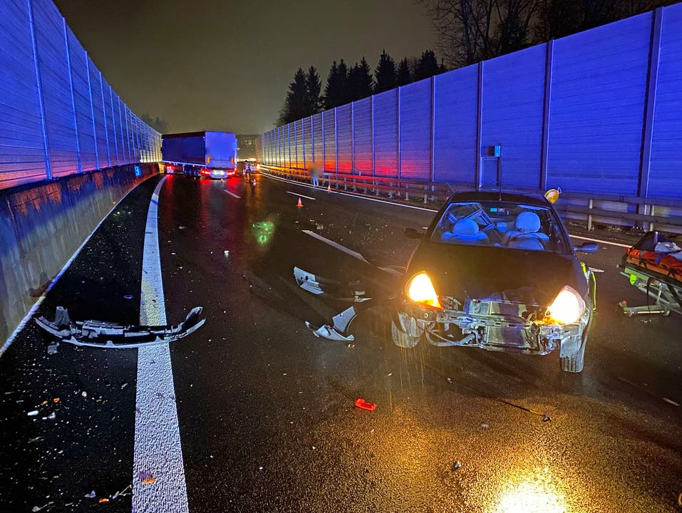 Auf der Autobahn A2 in Emmenbrücke, Fahrtrichtung Norden, ereignete sich gegen 17.40 Uhr ein Verkehrsunfall, bei welchem zwei Autos und ein Sattelschlepper beteiligt waren.
