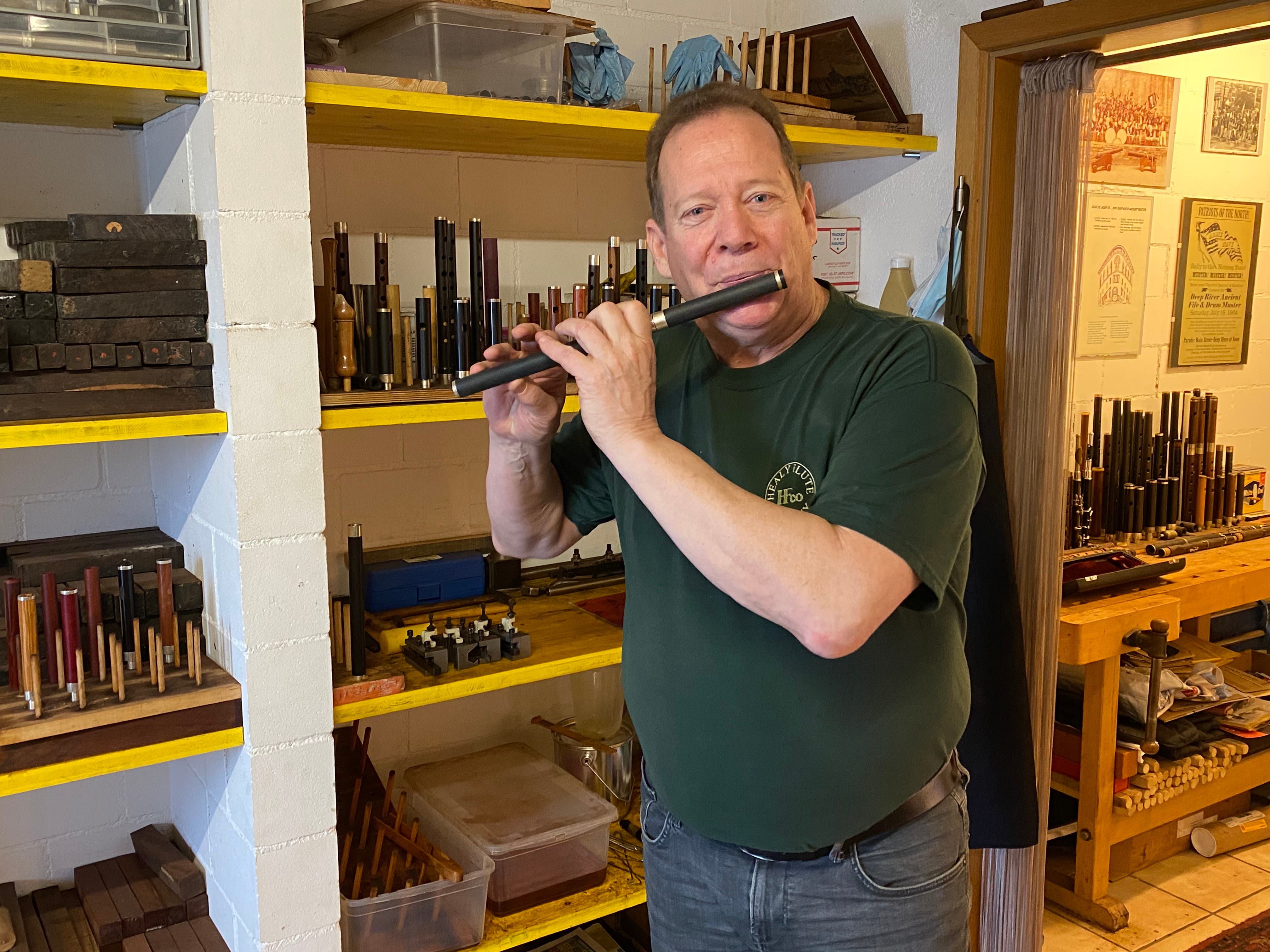 Der bekannte Flötenbauer Skip Healy spielt in seiner Werkstatt in Wohlen auf einer seiner selbst hergestellten Fifes.