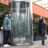 Die Baarer Kulturbeauftragte Fabienne Mathis (links) und Sam Heller von der Kunstpause wollen der Telefonzelle auf dem Bahnhofplatz Leben einhauchen. (Bild: Laura Hürlimann/PD)