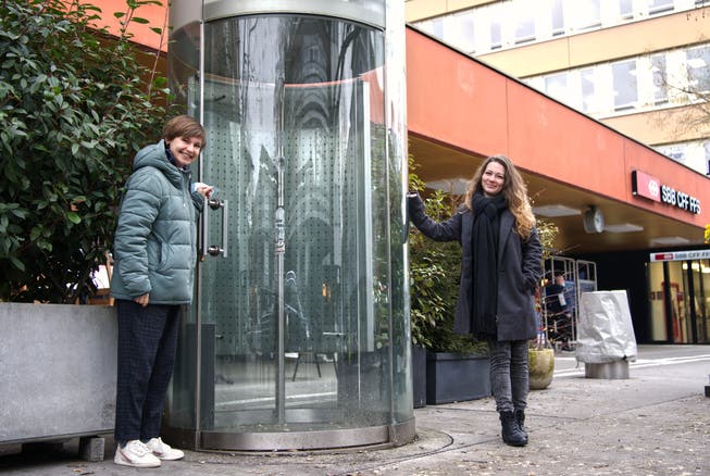 Die Baarer Kulturbeauftragte Fabienne Mathis (links) und Sam Heller von der Kunstpause wollen der Telefonzelle auf dem Bahnhofplatz Leben einhauchen.
