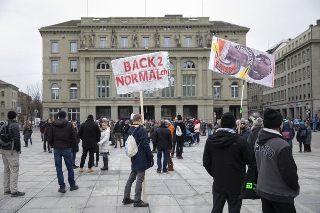Demonstrierende am Samstag in Bern auf dem Bundesplatz bei der unbewilligten Demo gegen die Coronamassnahmen.