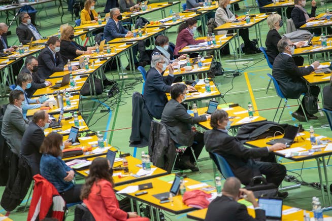 Blick auf die Pulte der Luzerner Kantonsparlamentarier in der Stadthalle.