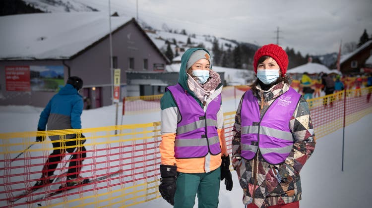 Sonja Gmünder und Jasmine Zuberbühler achten als sogenannte Coronaengel im Skigebiet Wildhaus darauf, dass die Coronamassnahmen von den Wintersportlern eingehalten werden. (Bilder: Benjamin Manser (23. Januar 2021))
