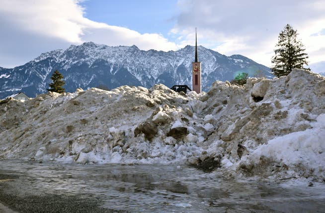 Wettbewerbsfrage: Wann verschwindet das riesige Schneedepot auf dem Buchser Marktplatz?