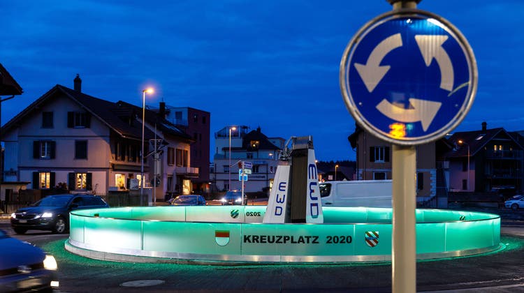 Leuchtender Kreiselschmuck beim Kreuzplatz in Derendingen. (Hanspeter Bärtschi)