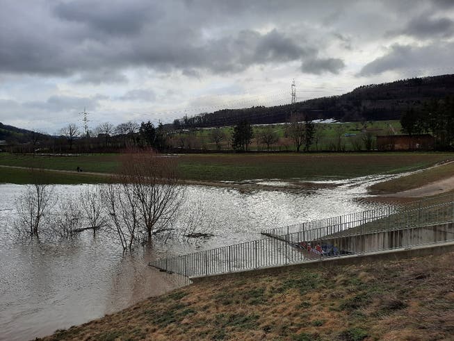 Das Hochwasserrückhaltebecken zwischen Möhlin und Zeiningen war am Donnerstag etwa zu einem Viertel gefüllt.