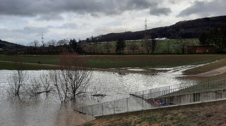 Das Hochwasserrückhaltebecken zwischen Möhlin und Zeiningen war am Donnerstag etwa zu einem Viertel gefüllt. (zVg)