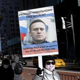 Mit Nawalny-Plakat zum Protest: Hunderttausende demonstrierten am vergangenen Samstag in Russland für die Freilassung des Oppositionellen. Am kommenden Sonntag soll es weiter gehen. (Peter Foley / EPA)