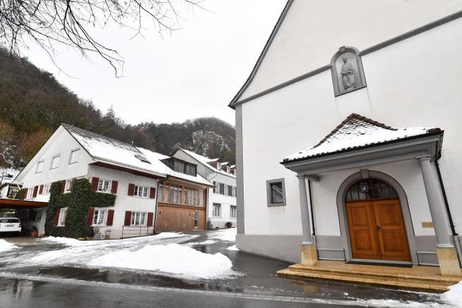 Die Liegenschaft Domherrenstrasse 6 (mit brauner Holzfassade) möchte der Römisch-Katholische Kirchgemeinderat kaufen. Die Gemeindeversammlung stimmt am 2. Februar darüber ab.