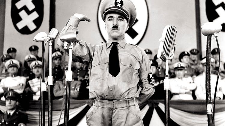 Die Uniform, die Charlie Chaplin im Film «Der grosse Diktator» trug, lagerte über Jahrzehnte in einer Kartonschachtel im Sulzer-Hochhaus in Winterthur. (Keystone)