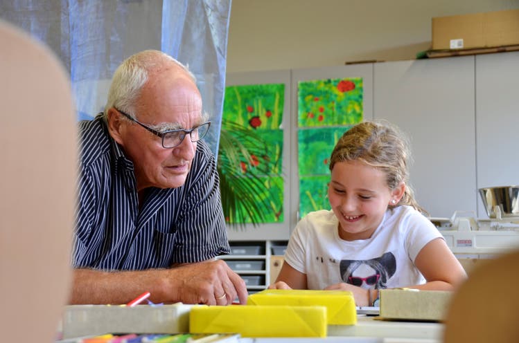 Ruedi Bürki war vor der Pension selbst Lehrer – im Rahmen des Projekts «Senioren im Klassenzimmer» habe er viel besser Zeit für die einzelnen Kinder.