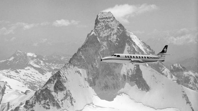 Eine Fairchild Swearingen Metroliner II HB-LLA vor dem Matterhorn. Bildauftrag der Crossair von 1979. 