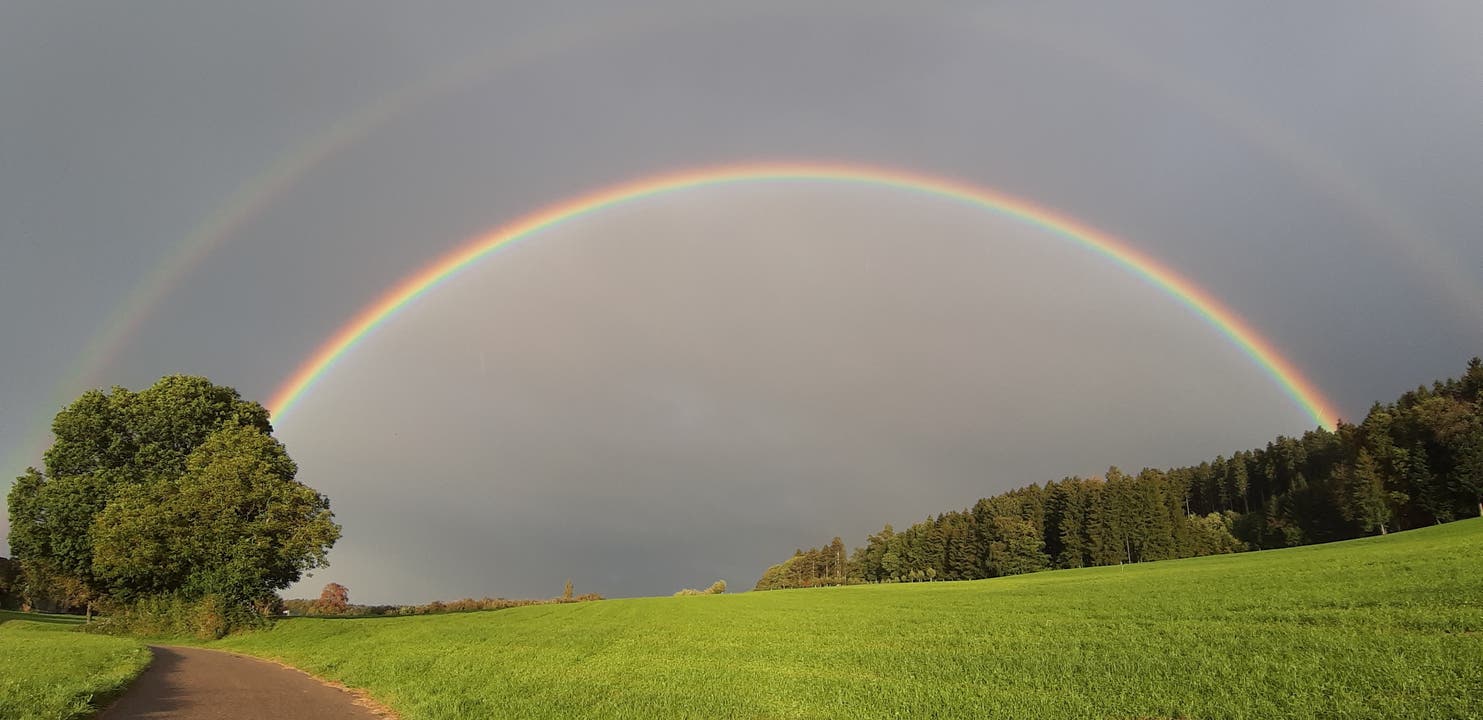 Edith Hinder aus Bettwiesen schickte dieses Bild mit dem Regenbogen aus Oberhausen.