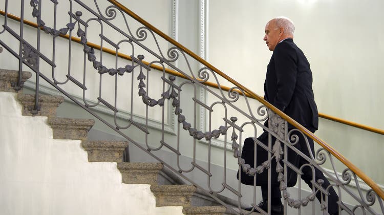 Bundesrat Ueli Maurer steigt im Bernerhof eine Treppe hoch. (Keystone)