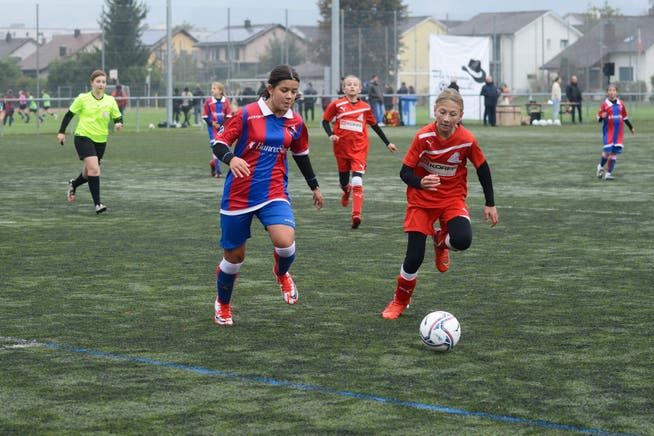 Aus dem Tessin ist Marta Simaz (links) mit ihrer Mannschaft angereist, um gegen die Solothurner am Weltmädchenfussballtag zu spielen. Rechts Sophie Siegenthaler aus Niederbipp.