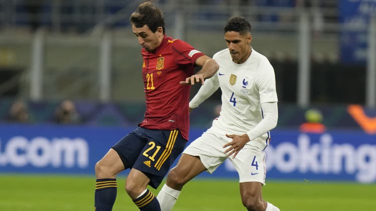 Spaniens Mikel Oyarzabal (links) im Zweikampf gegen den verletzt ausgewechselten Franzosen Raphaël Varane. (Bild: Keystone)