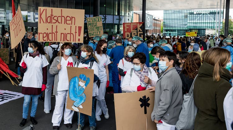 Am «Tag der Pflege» im vergangenen Oktober demonstrierten Pflegekräfte am «Walk of Care» in Basel. (Kenneth Nars)