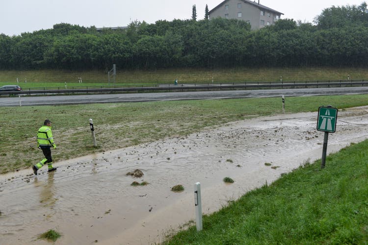 Die Autobahn A1 bei Wil wurde schon mehrfach überschwemmt. Hier die Situation im Juni 2015.