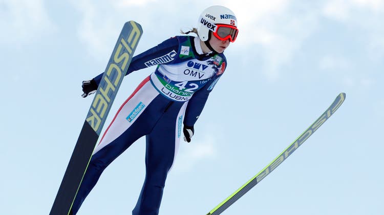 Maren Lundby bei einem Weltcup-Springen. (Darko Bandic / AP)