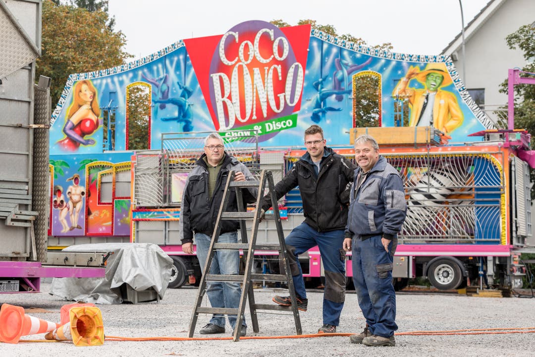 Brandon Bournigal, Inhaber der Attraktion «Coco Bongo», Mike Bourquin und sein Vater Sacha Bourquin von der Organisatorenfamilie freuen sich auf die Dietiker Chilbi am Wochenende.