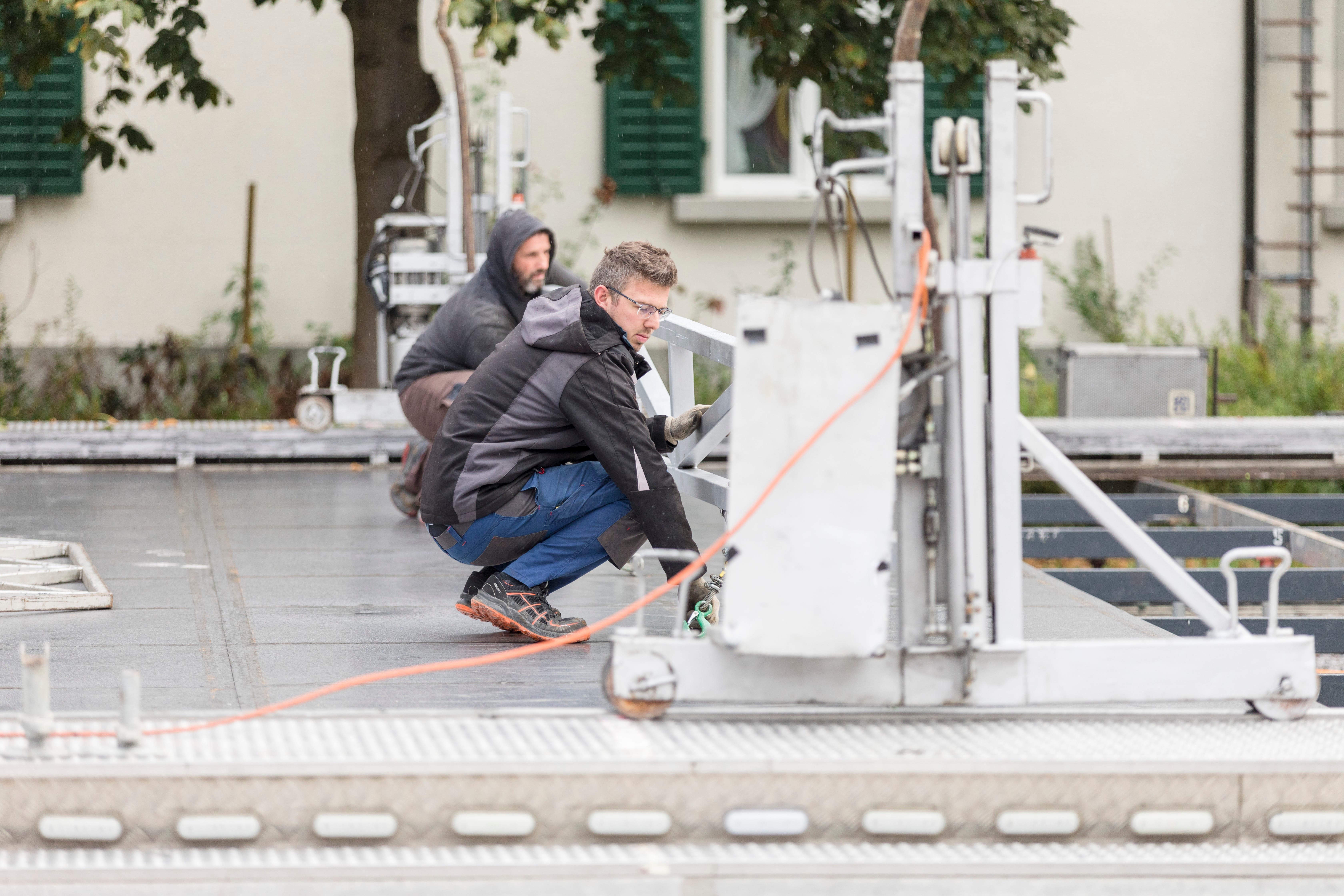 Mike Bourquin baut den Autoscooter auf. Pro Tag wird es für die Besucherinnen und Besucher zwei Gratisfahrten geben.