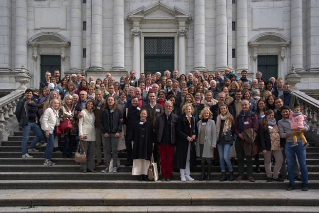 Familienfoto auf der Treppe der St.-Ursen-Kathedrale. 120 Personen kamen an das Familientreffen der Familie von Sury nach Solothurn.