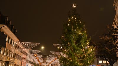 Wenn es nach den Organisatoren geht, soll ein grosser Weihnachtsbaum, wie auf diesem Bild aus der Stadt Olten, das Attisholzareal schmücken. (Bruno Kissling)