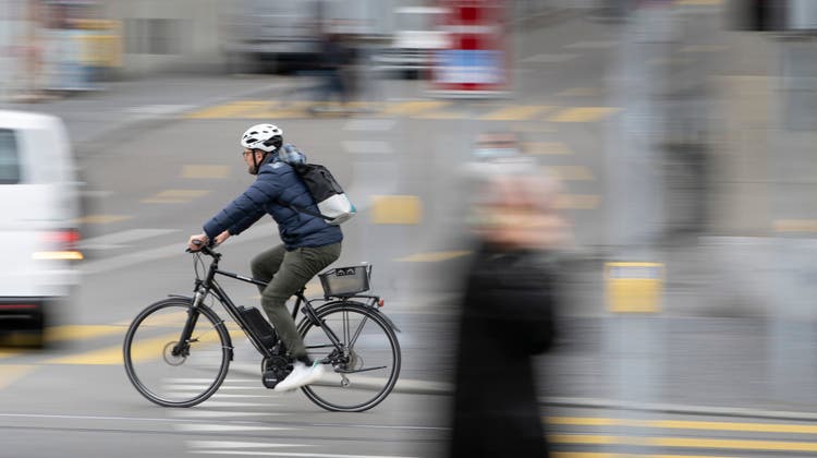 Sie sind schnell und immer häufiger auf Schweizer Strassen unterwegs: Der Boom der E-Bikes führt auch zu mehr Unfällen. (Bild: Gaëtan Bally/Keystone)