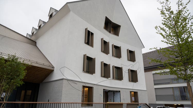 Aus dem ehemaligen Geburtshaus des Murianer Künstlers Caspar Wolf wurde das Hotel Wolf des Drei-Häuser-Hotels Caspar in Muri. Mit seiner speziellen Architektur begrüsst der «Wolf» seine Gäste mit einer Verbeugung. (Alex Spichale)