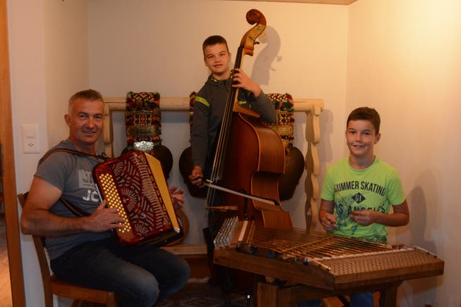 Werner Nef und seine Söhne Kilian und Nino beim Üben im Musikzimmer.