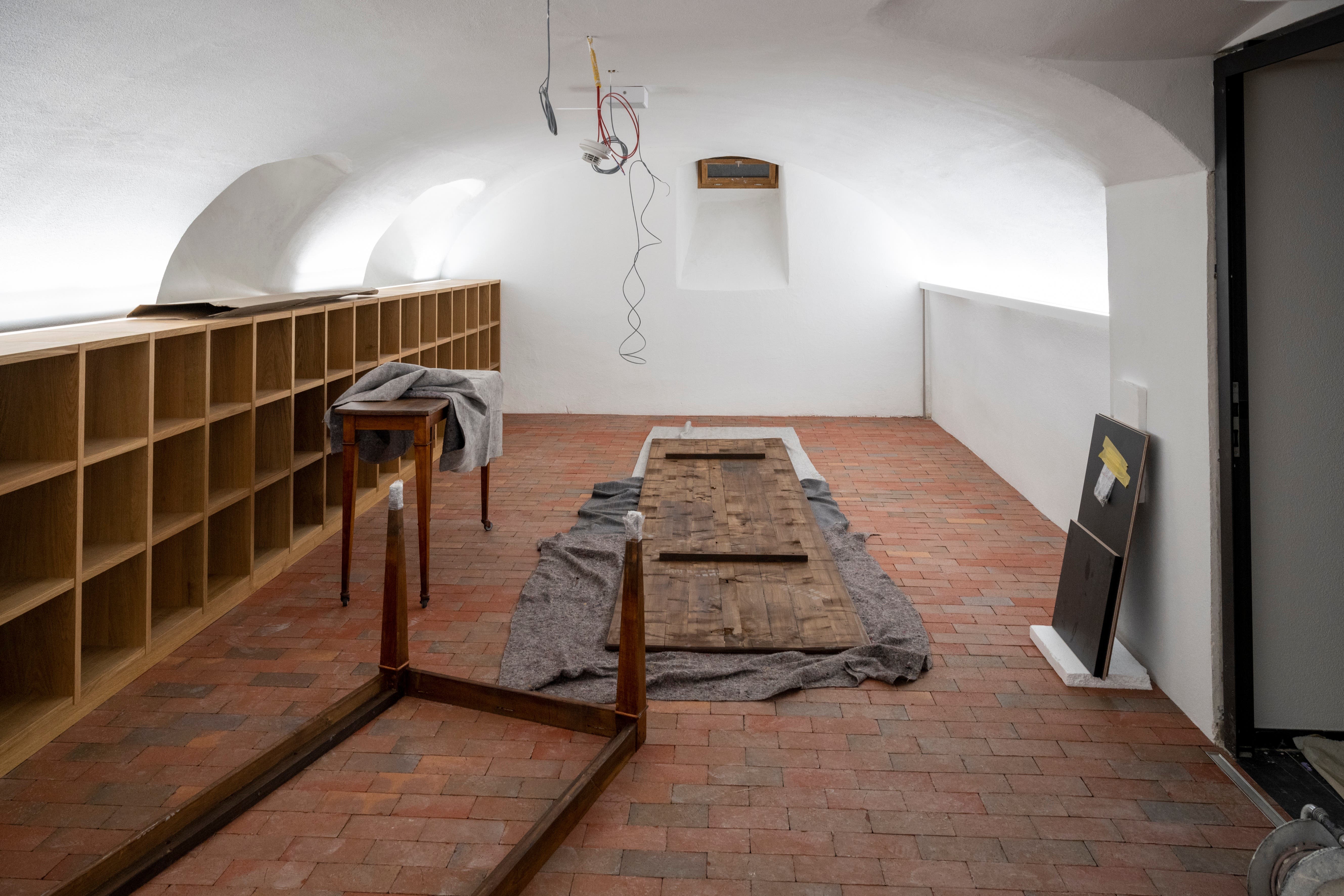 Im renovierten Gewölbekeller des «Wolfs» wird der Wein gelagert. 80 Prozent soll von Aargauer Rebbergen stammen. 