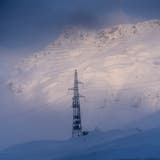 Stromleitungen in den Alpen: In einem Ernstfall wäre der Austausch mit dem Ausland um 70 Prozent eingeschränkt. (Keystone)