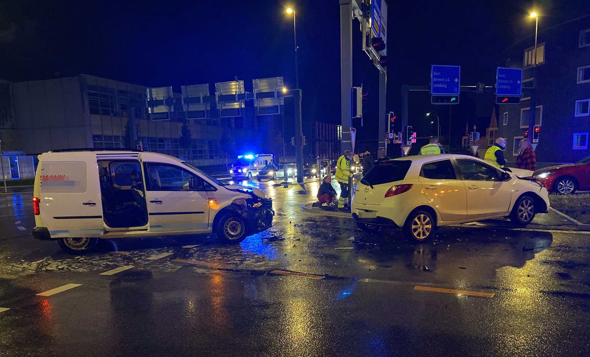 Lenzburg, 13. Oktoberin: Die Fahrerin eines VW Caddy missachtet das Rotlicht an der Neuhof-Kreuzung und kollidiert mit einem Mazda. Alle fünf in den Unfall involvierten Personen bleiben unverletzt.
