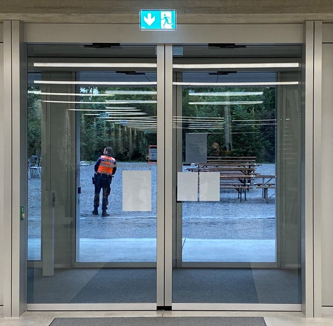 Dieser Hochschuleingang ist geschlossen – und wird bewacht.