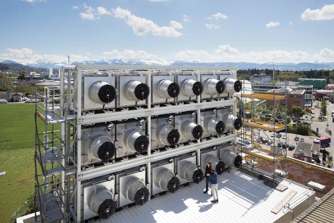 Know-how in der Schweiz: CO2-Filter auf dem Dach der Kehrichtverbrennungsanlage Hinwil. 