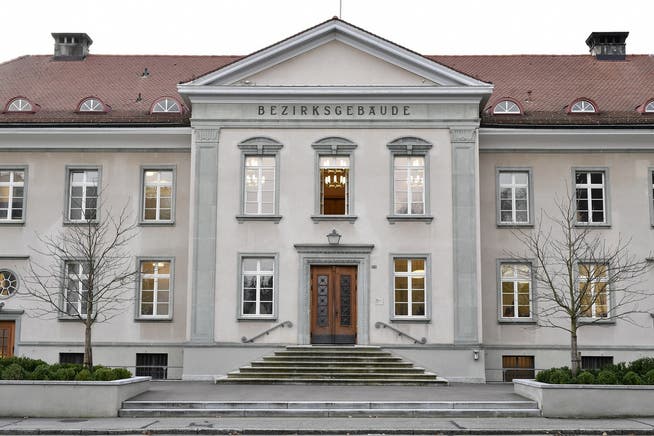 An der Haustür kam es zu einem Gerangel und Beschimpfungen - nun verantworteten sich die beiden vor dem Bezirksgericht Bülach. (Symbolbild)