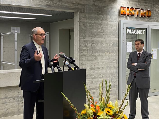 Guy Parmelin gibt den Medien in der Hochschule vor der Sitzung Auskunft – 15 Minuten müssen reichen.