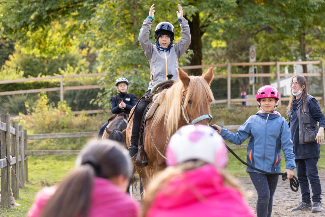 «Nur wer im Gleichgewicht ist, kann ein Pferd reiten», sagt Mirjam Springer (rechts im Bild), Leiterin des Ferienangebots im Dietiker Chrüzacher.