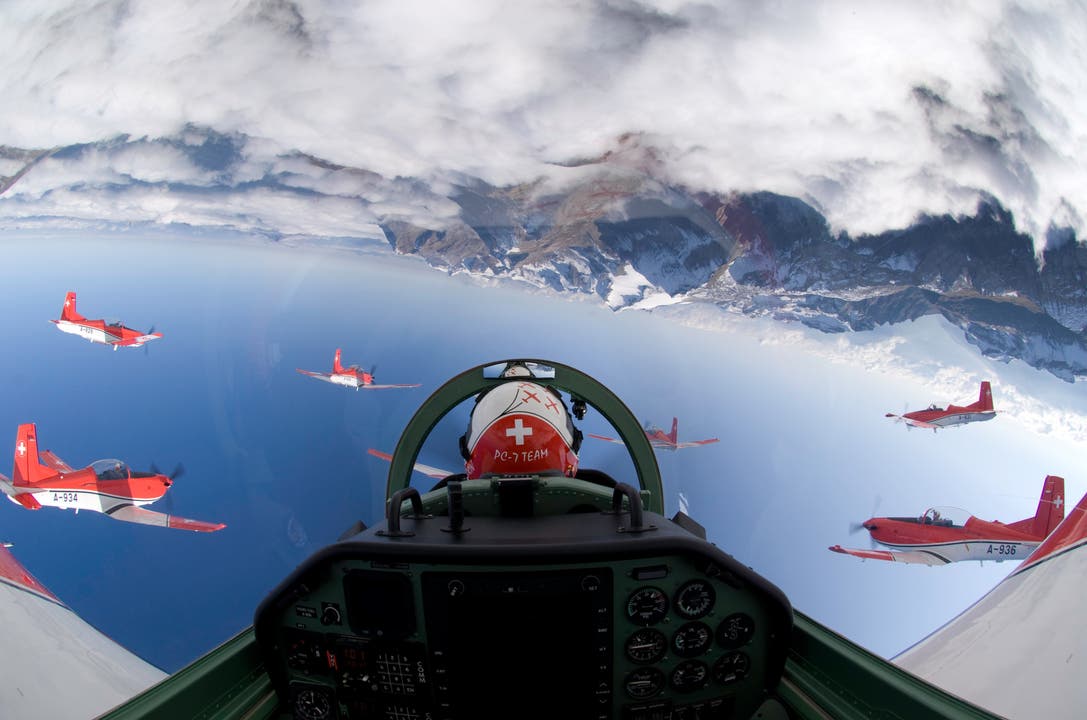 Impressionen von Vorführungen des PC-7-Teams der Schweizer Luftwaffe. Bild aus dem Cockpit.